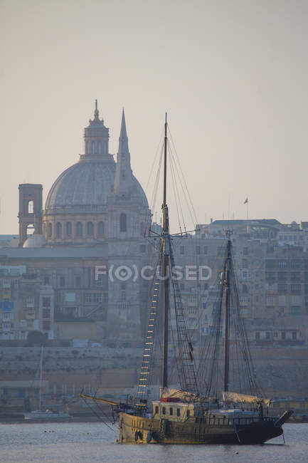 Fischerboot bei der Karmeliterkirche und St. Pauls Kathedrale, Valletta, Malta — Stockfoto