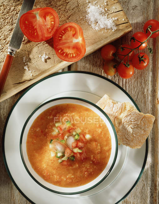 Vista dall'alto di gazpacho porzione zuppa con pane croccante ciabatta — Foto stock