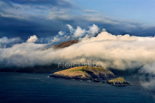 Vista panorámica de las nubes sobre las islas rurales - foto de stock