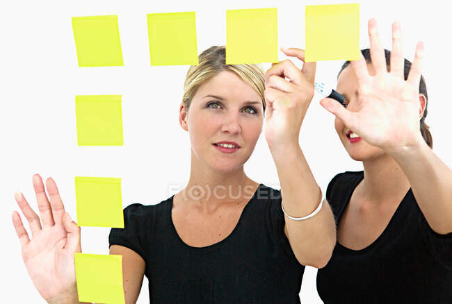 Geschäftsfrauen machen sich klebrige Notizen — Stockfoto