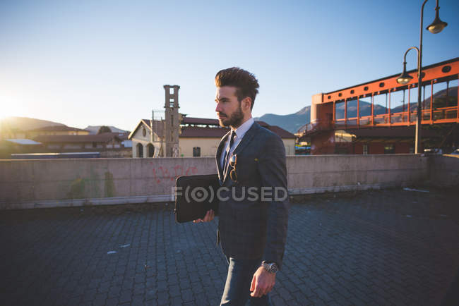 Молодой бизнесмен с портфелем в городской зоне — стоковое фото