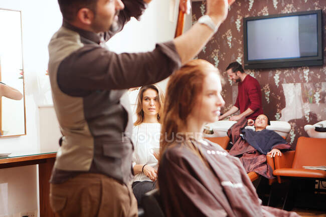Жіночі клієнти мають волосся, стилізовані в перукарні — стокове фото