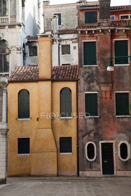 Vue de face des bâtiments avec fenêtres à volets — Photo de stock