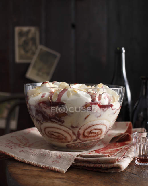 Grande ciotola di gelato dolce con panini di spugna, marmellata e scaglie di mandorle — Foto stock