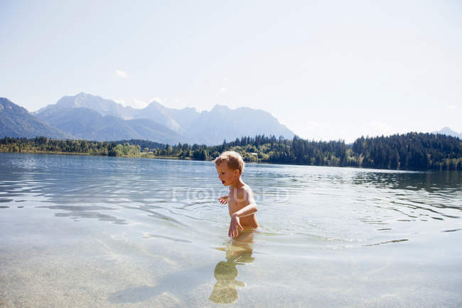 Piccolo ragazzo nuotare nel lago — Foto stock
