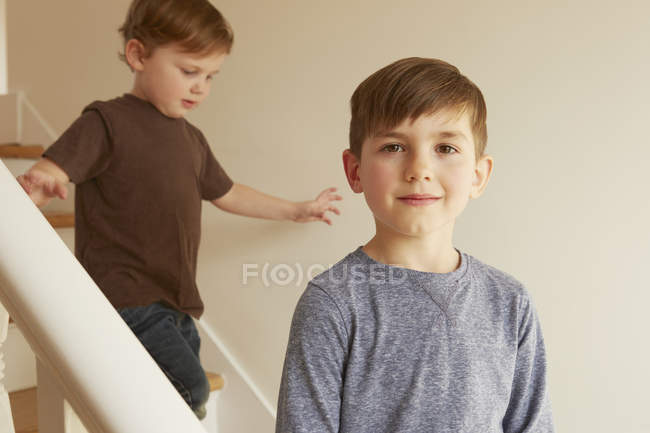 Портрет мальчика и младшего брата на лестнице — стоковое фото