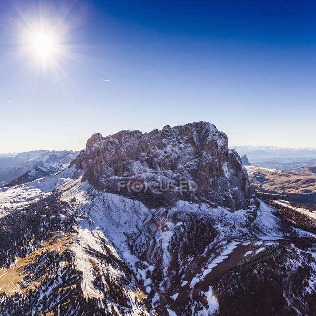 Vista panorámica del pico de la montaña, Dolomitas, Italia, tomada desde el helicóptero - foto de stock