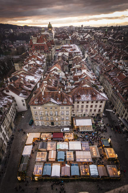 Vista angular del paisaje urbano de Berna, Suiza - foto de stock