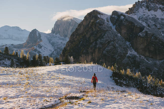 Young woman walking across landscape, Limides Lake, South Tyrol, Dolomite Alps, Italy — Stock Photo
