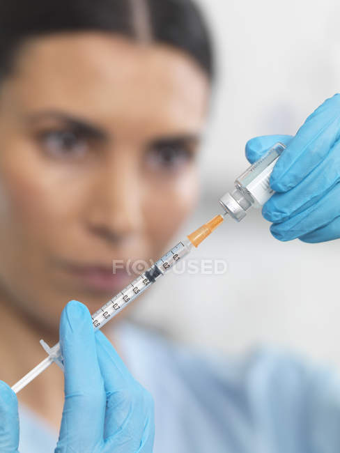 Nurse preparing syringe for injection, close-up — Stock Photo