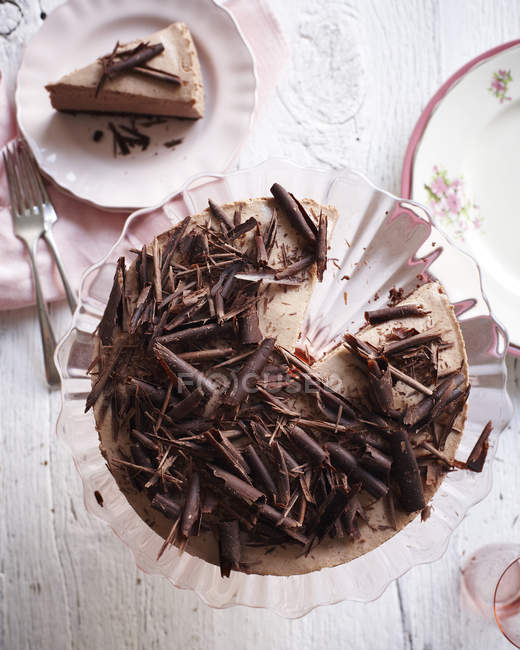 Вид сверху на шоколадный чизкейк на торте — стоковое фото