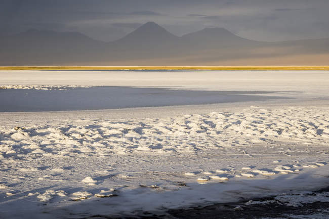 Majestosa neve coberta deserto e montanhas remotas, atacama, chile — Fotografia de Stock