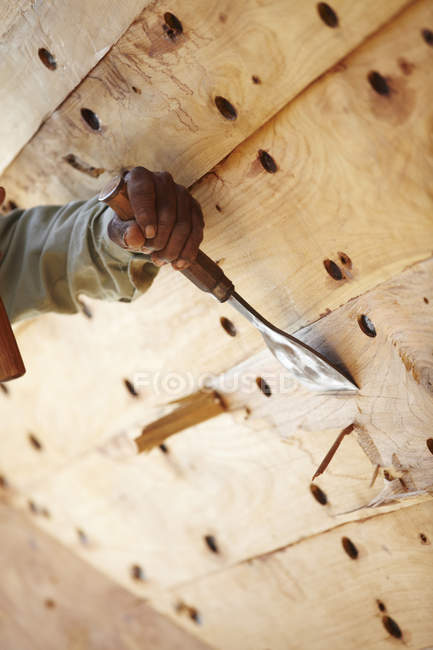 Hand of male carpenter building dhow boat — Stock Photo