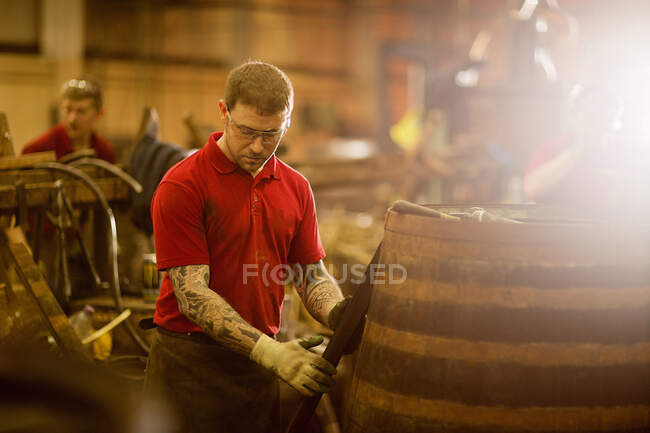 Homem adulto médio fazendo barril de uísque na cooperação — Fotografia de Stock