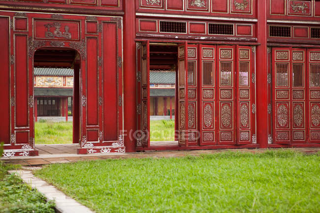 Puertas ornamentales del antiguo edificio - foto de stock