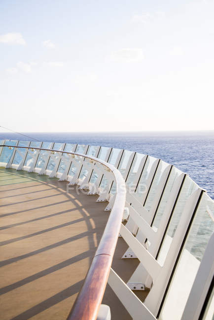 Палуба круизного судна с оградой при ярком солнечном свете — стоковое фото