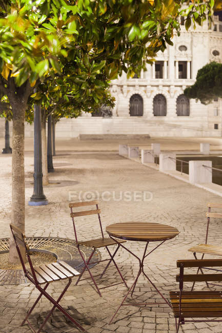 Strada caffè tavolo e sedie con alberi verdi — Foto stock