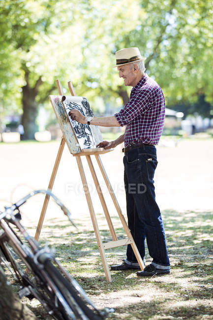 Senior man drawing in park, Hackney, London — Stock Photo