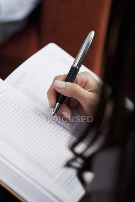 Nahaufnahme einer Sekretärin, die sich bei einem Treffen Notizen macht — Stockfoto
