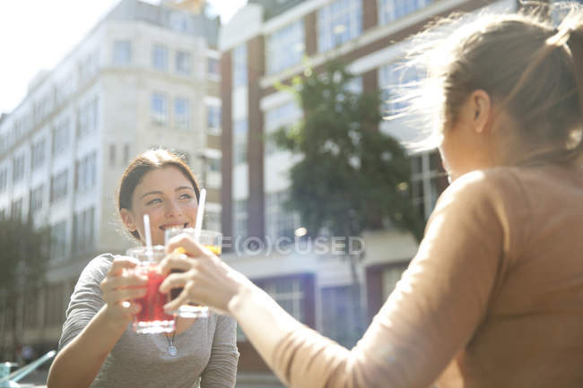 Amigos disfrutando de bebidas en el pub, Londres - foto de stock