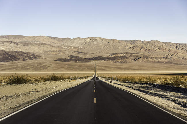 Пейзаж с прямой дорогой в Национальном парке Долина Смерти, Калифорния, США — стоковое фото