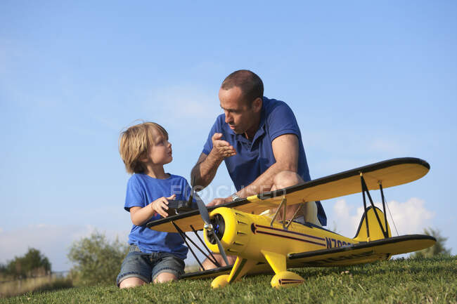Vater und Sohn bereiten Modellflugzeug vor — Stockfoto