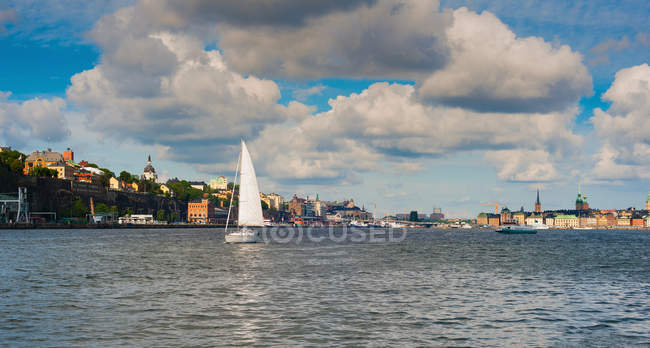 Barche a vela in porto urbano, Stoccolma, Svezia — Foto stock