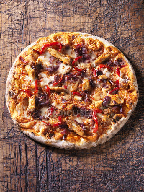 Italian spicy chicken pizza with red chilies, red onion and mozzarella — Stock Photo