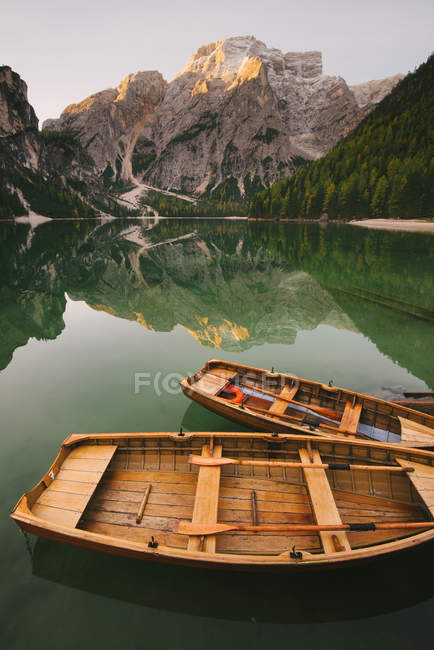 Barcos amarrados en Lago di Braies, Alpes Dolomitas, Val di Braies, Tirol del Sur, Italia - foto de stock