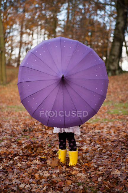 Imagem cortada de menina brincando com guarda-chuva no parque — Fotografia de Stock