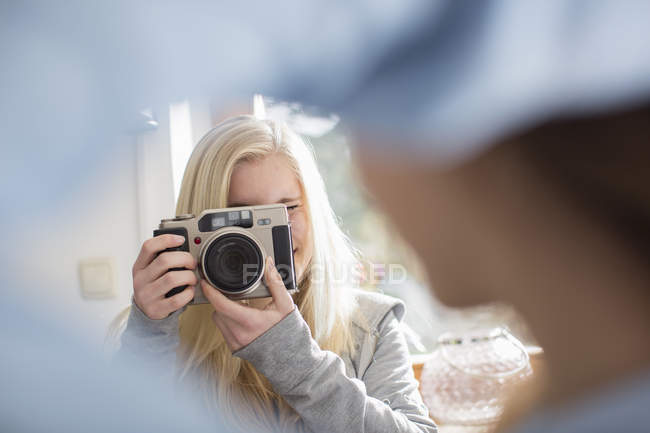 Ragazza adolescente fotografare amico con macchina fotografica — Foto stock