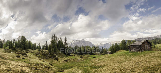 Vue lointaine de la cabane éloignée, Alta Badia Tyrol du Sud, Italie — Photo de stock