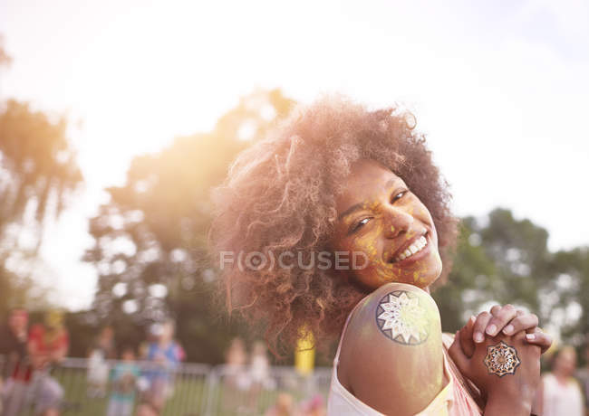 Portrait de jeune femme au festival, recouvert de peinture en poudre colorée — Photo de stock