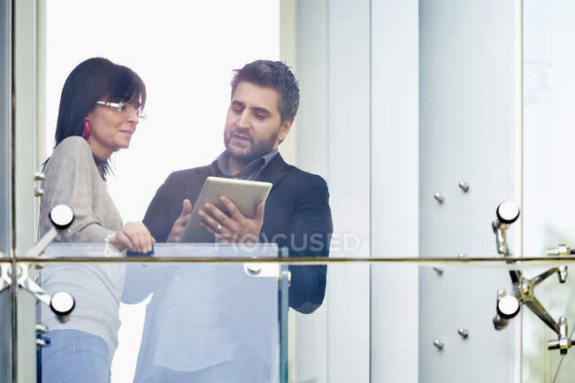 Geschäftsmann und Frau nutzen digitales Tablet auf Balkon — Stockfoto
