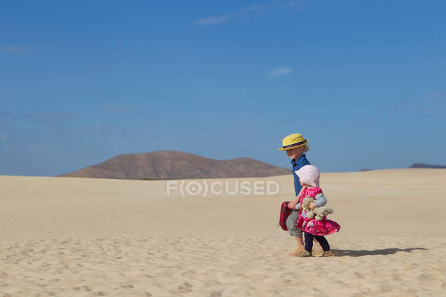 Siblings walking together on beach — Stock Photo