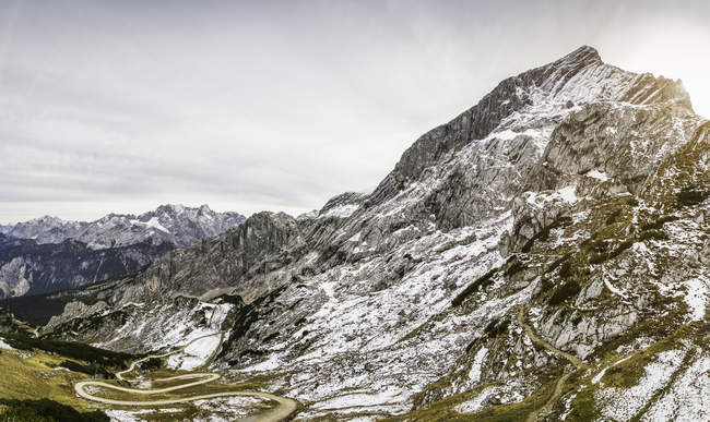 Переглянути на гірський ланцюг Альпшпітце видно з Osterfelderkopf, Гарміш-Партенкірхен, Баварія, Німеччина — стокове фото