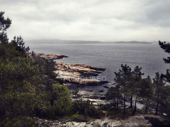 Overcast paisagem costeira, Noruega — Fotografia de Stock