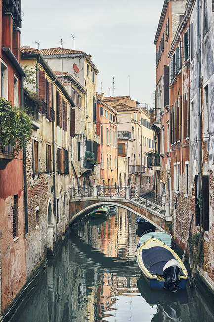 Vista del puente sobre el estrecho canal, Venecia, Italia - foto de stock