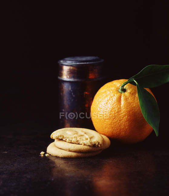 Shortbread biscuits and fresh orange fruit — Stock Photo