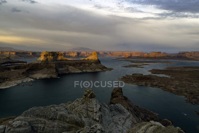 View of Lake Powell and canyons at sunset, Alstrom Point, Utah, USA — Stock Photo