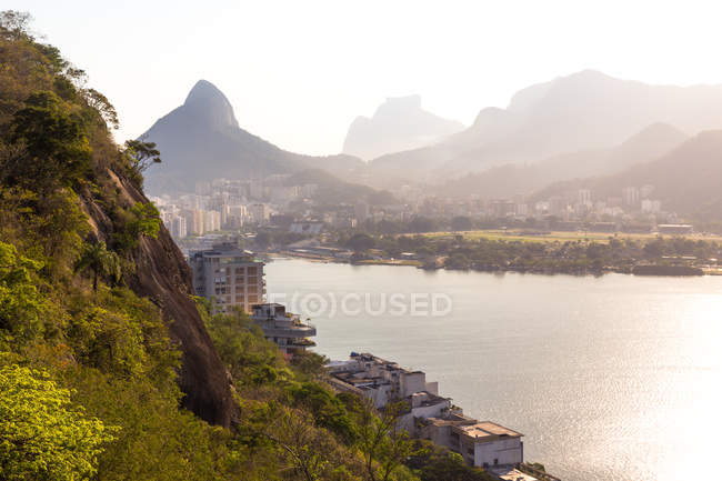 Vista panorámica de Pedra da Gavea, Laguna Rodrigo de Freitas, Río de Janeiro, Brasil - foto de stock