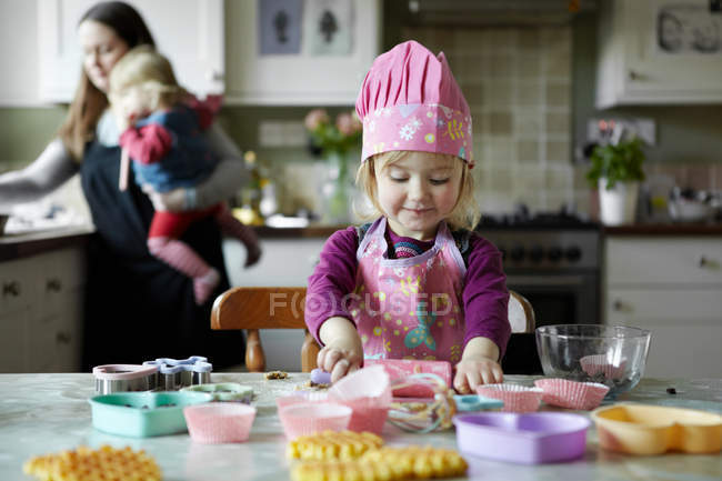 Toddler girl baking in kitchen — Stock Photo