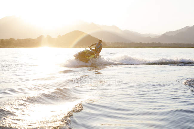 Uomo a cavallo jet ski sul lago, Pechino, Cina — Foto stock