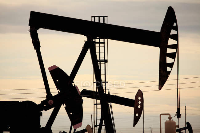 Derricks em poço de petróleo — Fotografia de Stock