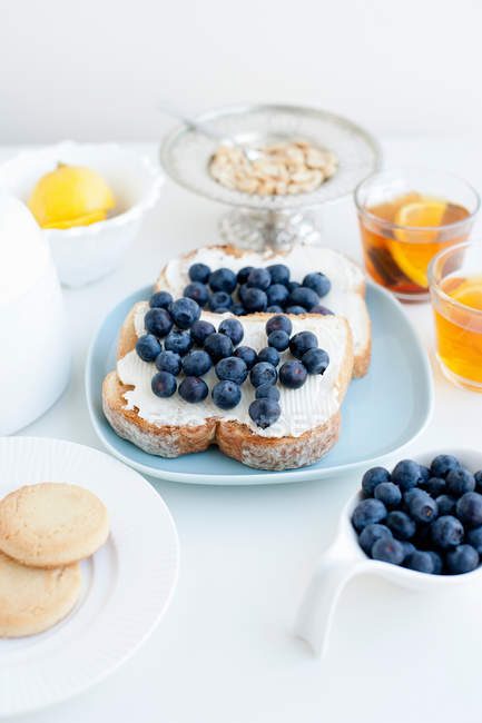 Toast mit Blaubeeren, Nüssen und Tee — Stockfoto