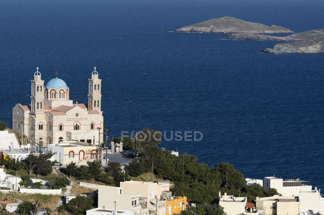 Vista elevada de la Iglesia de la Resurrección, Ermoupoli, Syros, Islas Cícladas, Mar Egeo, Grecia - foto de stock