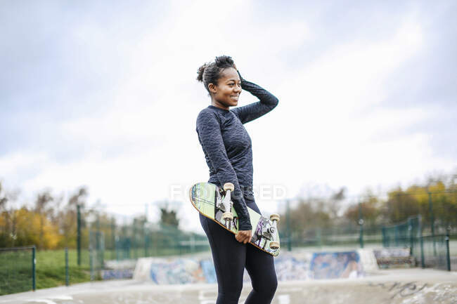 Porträt einer jungen Skateboarderin im Skateboard-Park — Stockfoto