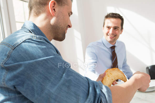 Deux hommes prennent le petit déjeuner ensemble — Photo de stock