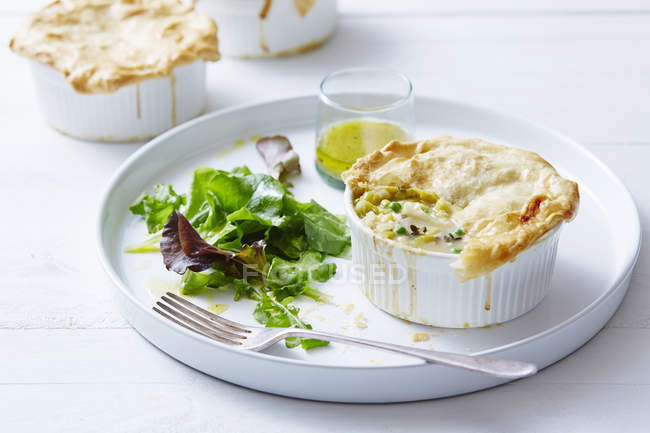 Still life of chicken, leek and pea pies in dish — Stock Photo