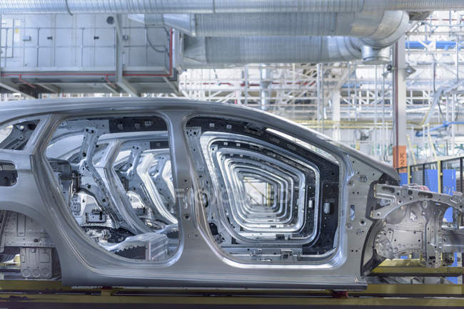 Vue des voitures sur la ligne de production dans l'usine — Photo de stock